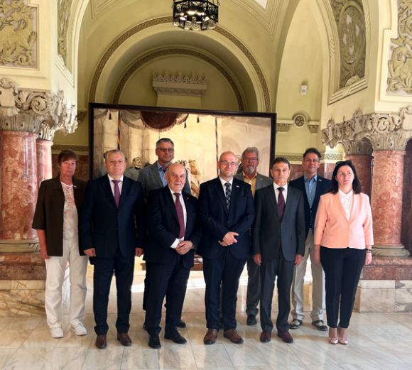 vordere Reihe v.l.: die Partnerschaftsbeauftragte Dr. Birgit Schliewenz, der Vizepräsident von Alba, Dumitru Fulea, der Prignitzer Kreistagsvorsitzende Harald Pohle, Prignitz-Landrat Christian Müller, Präsident Ion Dumitrel und Verona Maria Onofrei, Dolmetscherin und Direktorin des deutschen Gymnasiums in Sebes, das Partnerschule für die Pritzwalker Rochowschule ist. Hintere Reihe v.l.: Marcus Bethmann, Sachbereichsleiter Brand- und Katastrophenschutz in der Prignitzer Kreisverwaltung, Geschäftsführer Sven Dahnke von der Bildungsgesellschaft Pritzwalk und Christian Fenske, Geschäftsbereichsleiter 2 in der Prignitzer Kreisverwaltung. Foto: Landkreis Prignitz