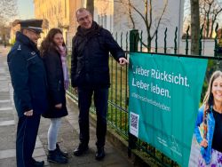 Lutz Mattheus, Nancy Starost und Andreas Much begutachten die neuen Banner (v.l.n.r.).  Bildnachweis: Landkreis Prignitz / Gina Werthe