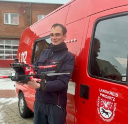 Der Gerätewagen Drohne wird bei der Feuerwehr Perleberg stationiert. Bei der Ausstattung gab es eine gute Kooperation zwischen der Perleberger Feuerwehr und dem Sachbereich Brand- und Katastrophenschutz beim Landkreis Prignitz. Foto: Gina Werthe / Landkreis Prignitz